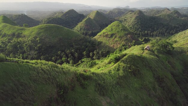 Timelapse grama verde colinas caminho de construção aérea em montanhas faixas filipino ninguém paisagem natural