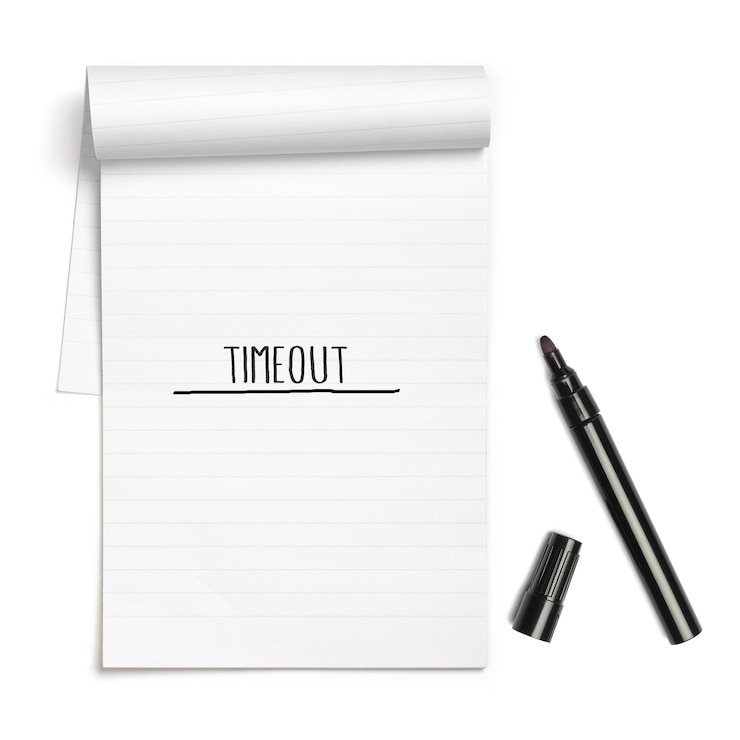Foto timeout als handschrift auf linienpapier-notepad, isoliert auf weißem hintergrund