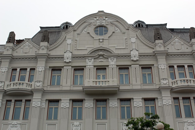 Foto timisoara rumania 16 de mayo de 2021 vista frontal del palacio lloyd desde la plaza de la victoria