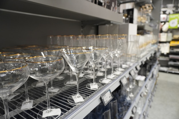 Timisoara Timis Romênia 21 de setembro de 2021 copos de cristal na prateleira do armazém