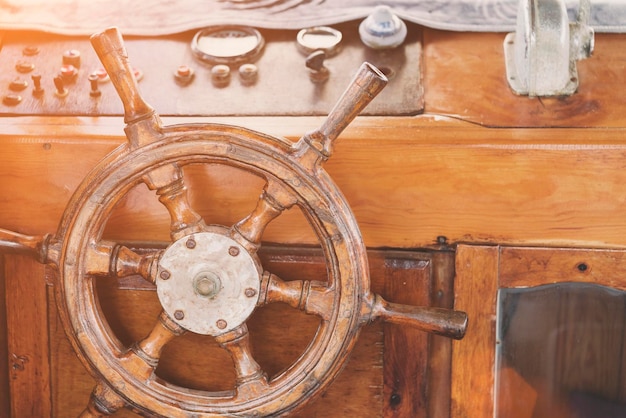 El timón del barco de madera y el panel de control.