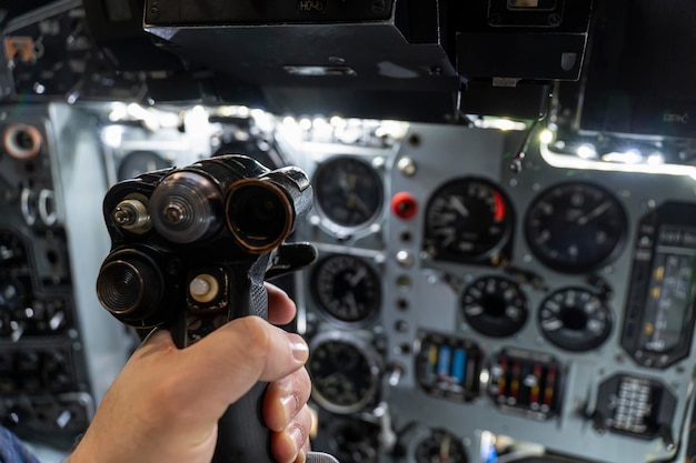 timón de un helicóptero militar en la mano del piloto. piloto de combate. Dentro del avión de ataque.