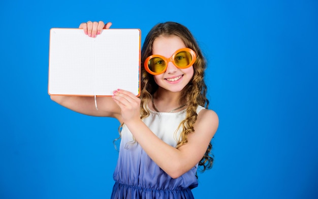 Ótimos livros para férias de verão Garota de óculos de sol segura livro Hobby e lazer Principais livros engraçados para ler Leituras de praia para o verão Garoto gosta de ler livro Livros populares de férias Conceito de verão