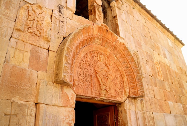 Foto tímpano medieval da fachada oeste da igreja surb astvatsatsin no mosteiro noravank armênia