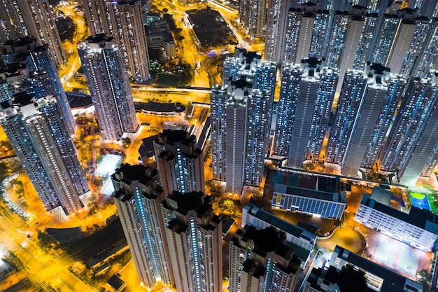 Tin Shui Wai, Hong Kong- 05 de novembro de 2018: Visão superior do distrito residencial de Hong Kong à noite