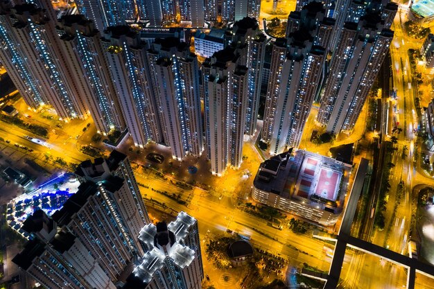 Tin Shui Wai, Hong Kong- 05 de novembro de 2018: Visão superior do distrito residencial de Hong Kong à noite