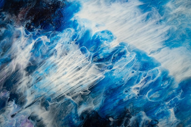 Tinta acrílica al agua. textura de mármol. Cielo azul con efecto de rayos de nubes blancas. Superficie de pintura manchada con burbujas grises. Patrón de piedra mineral abstracto. Fondo de arte de la naturaleza. Luz del cielo.