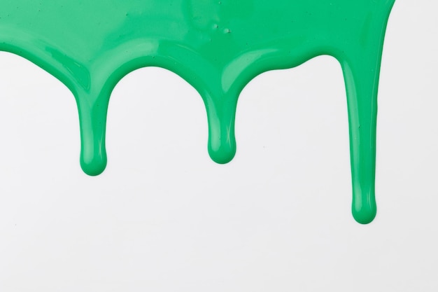 Tinta acrílica borrão pincelada caótica fluindo em fundo de papel branco criativo cor verde pano de fundo arte fluida