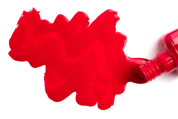 Foto tinta roja vertida sobre un fondo blanco