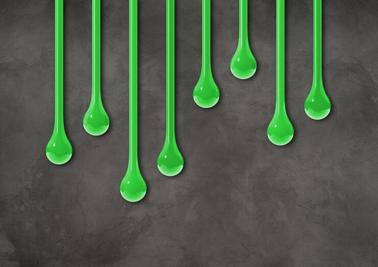Foto tinta verde cai no papel de parede horizontal de parede de concreto escuro
