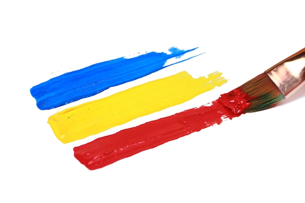 Foto tintas acrílicas coloridas traços de cores primárias vermelho amarelo e azul em branco