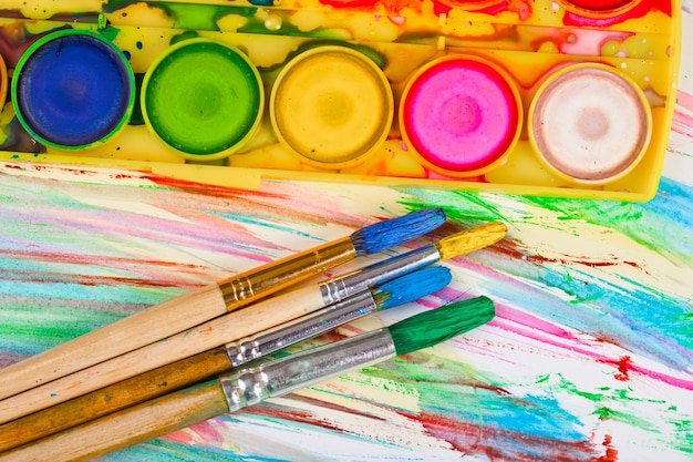 Tintas e pincéis para pintura