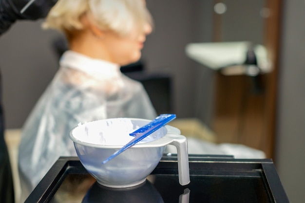 Tinte para el cabello blanco en recipiente