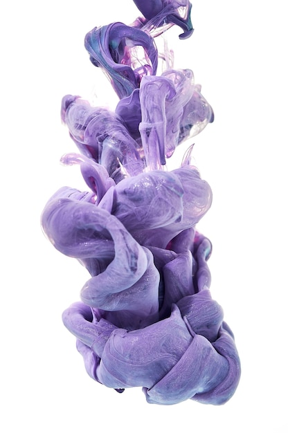 Tinte im Wasser. Ein Spritzer lila Farbe. Abstrakte Hintergrundfarbe mischen
