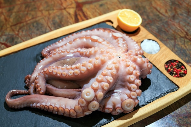 Tintenfisch. Meeresfrüchte im Restaurant. Octopus wird im Restaurant auf dem Tisch zubereitet.