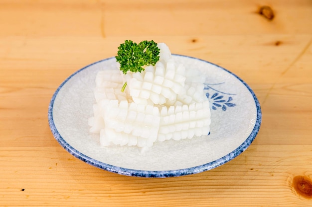 Tintenfisch mit Chevron für Shabu Shabu, arrangiert auf einem schönen Teller