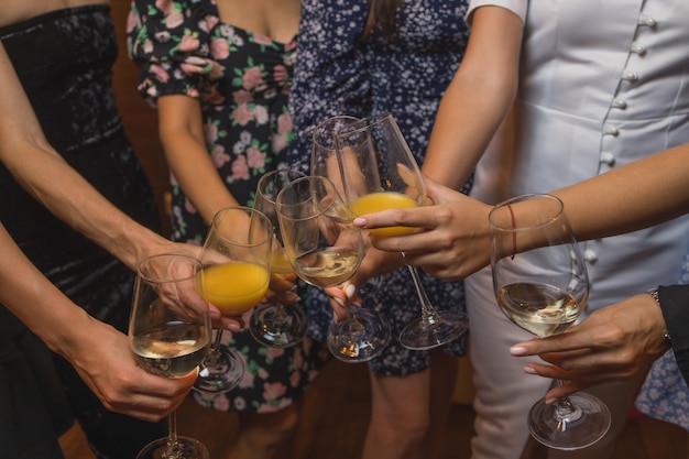 Tintineo de vasos con alcohol y brindis