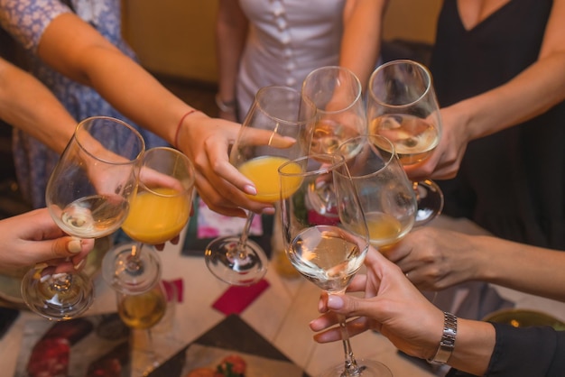 Tintineo de vasos con alcohol y brindis