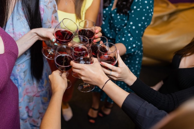 Foto tintineo de vasos con alcohol y brindis