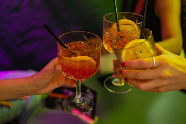 Tintineo de vasos con alcohol y brindis