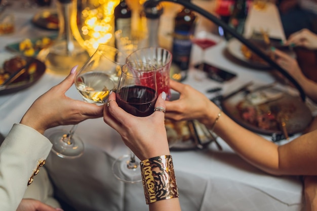 Foto tintineo de vasos con alcohol y brindis