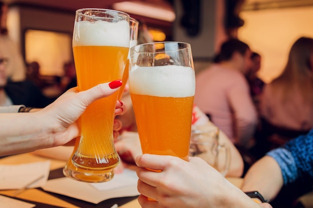 Tintineo de vasos con alcohol y brindis