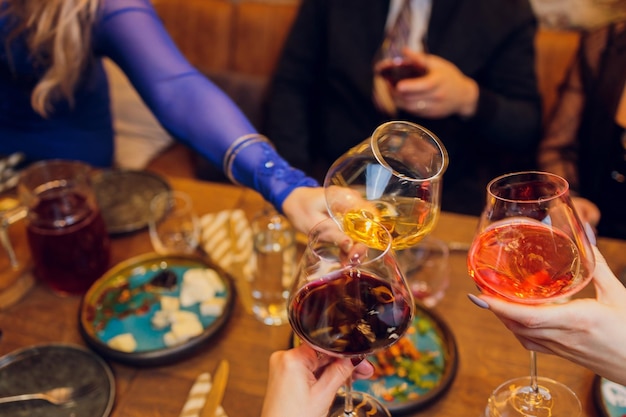 Tintineo de vasos con alcohol y brindis