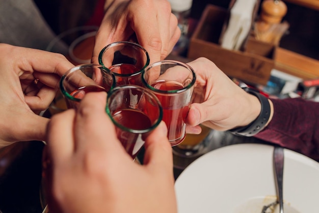 Tintineo de vasos con alcohol y brindis