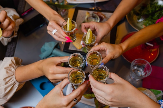 Tintineo de vasos con alcohol y tostado, fiesta.