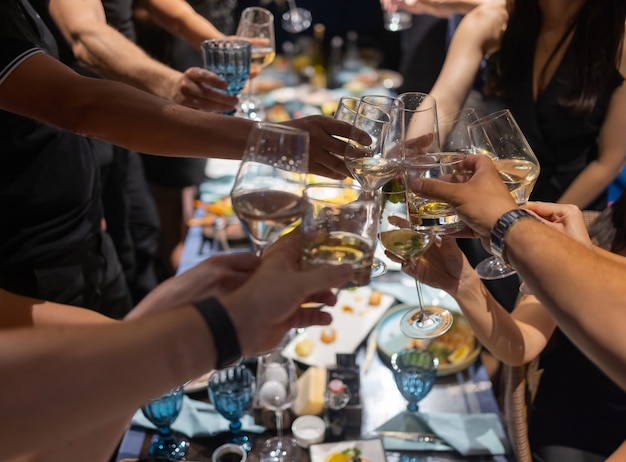 Tintineo de vasos con alcohol y tostado, fiesta.