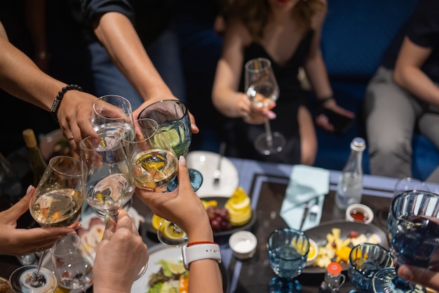 Tintineo de vasos con alcohol y tostado, fiesta.