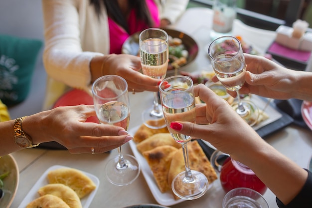 Tintineo de vasos con alcohol y tostado, fiesta.