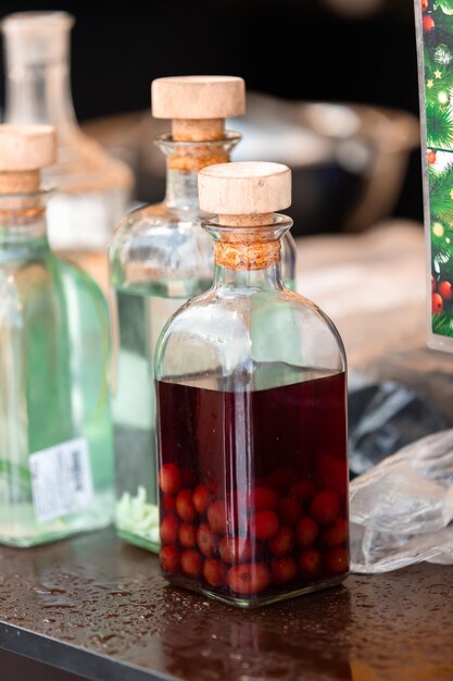 Tintura caseira de cereja vermelha no mercado de rua Berry conceito de bebidas alcoólicas