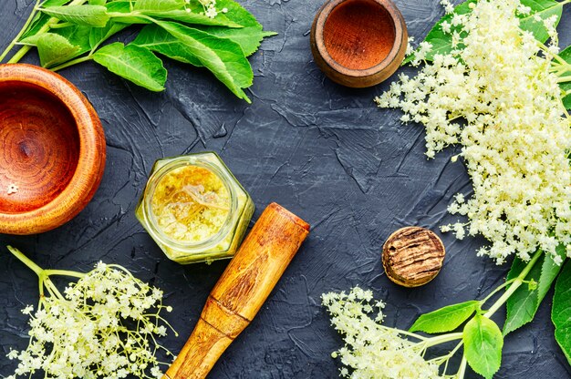 La tintura curativa es un medicamento elaborado con flores de saúco.