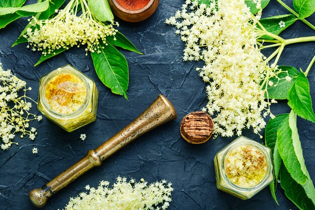 La tintura curativa es un medicamento elaborado con flores de saúco.