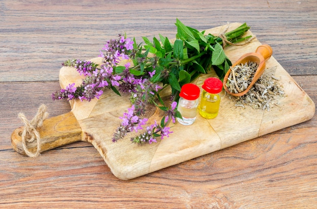 Tintura farmacéutica, extracto de hierbas silvestres, flores medicinales en frascos médicos.