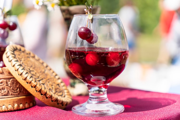 Tintura de vodka infundida casera o licor de cereza roja con café Berry concepto de bebidas alcohólicas