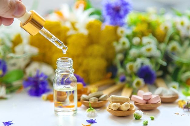 Tinturas extraem óleos e suplementos alimentares de ervas medicinais Foco seletivo