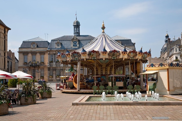 Tiovivo tradicional en la plaza de Troyes Francia