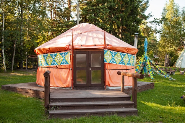 Tipi vivienda yurta en el bosque