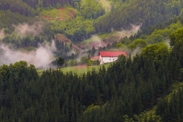 Típica aldea vasca rodeada por la niebla, en el País Vasco.