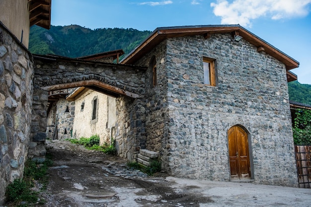 Típica casa antigua de piedra con puerta de madera en mestia georgia arquitectura tradicional de mestia