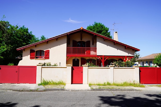 Típica casa bask roja en la región vasca del sur de Francia