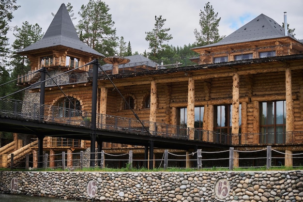 Típica casa de campo de madera antigua con césped