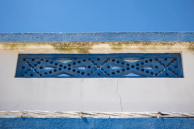 Típica casa portuguesa del Algarve con obras de arte detalladas de jambajes