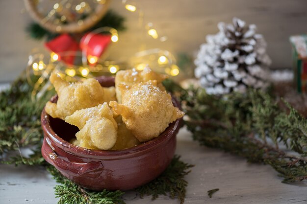 Típica comida italiana navideña con decoración navideña