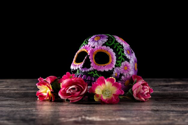 Típica diadema mexicana de calavera y flores sobre fondo negro. Dia de los muertos.