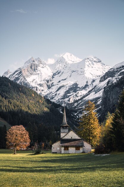 Típica iglesia de montaña suiza en otoño en Kandersteg, Suiza