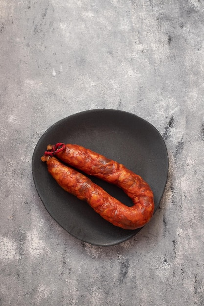 Foto típica linguiça defumada portuguesa na chapa