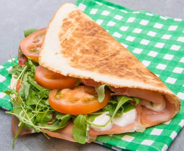 Típica piadina romagnola con jamón, queso y rúcula